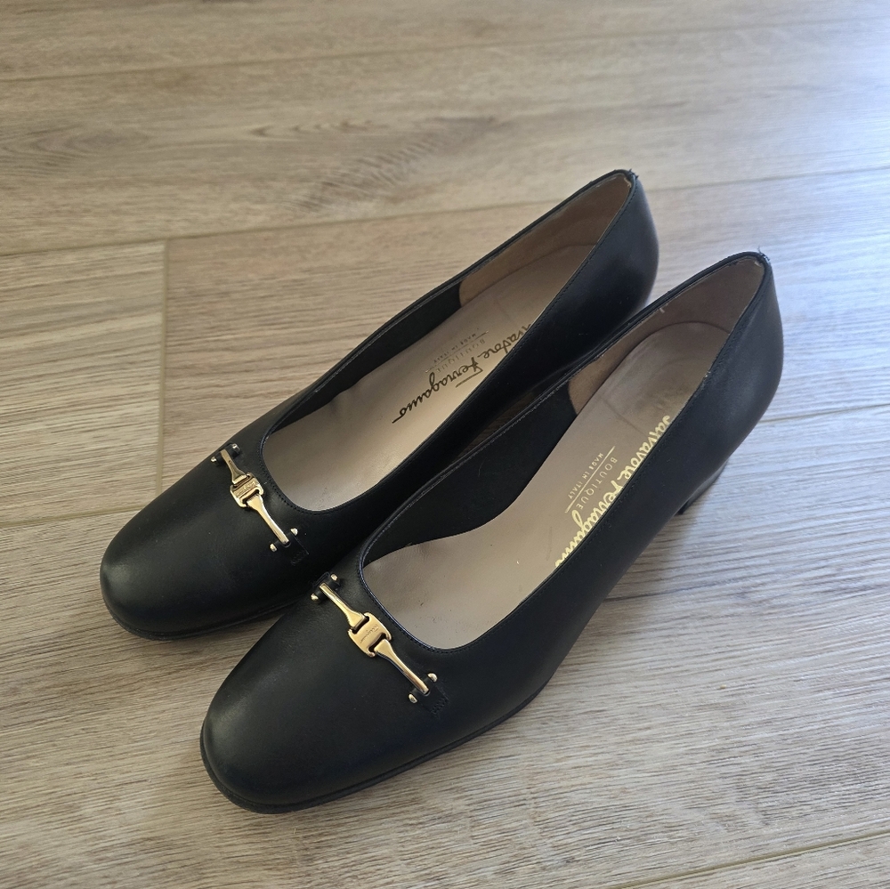 PRISTINE Ferragamo Boutique Black Leather Gold Horsebit Pump Heels Suze 9 / 9B